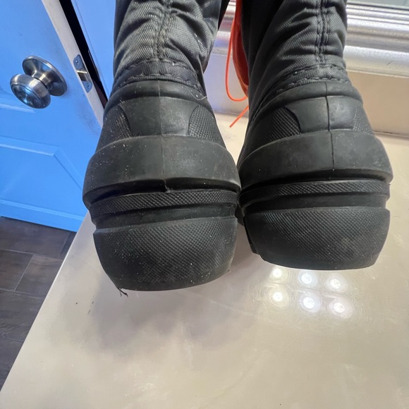 Kids Sorel snow boots in orange and grey. Size 2 - Picture 4 of 11